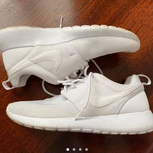 White Nike roches